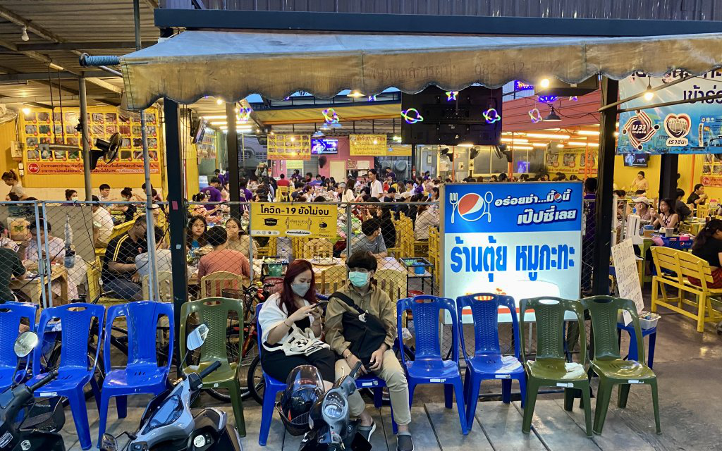 Tui Mu Kratha-Mu Chum (Pho Nimit) in Bangkok